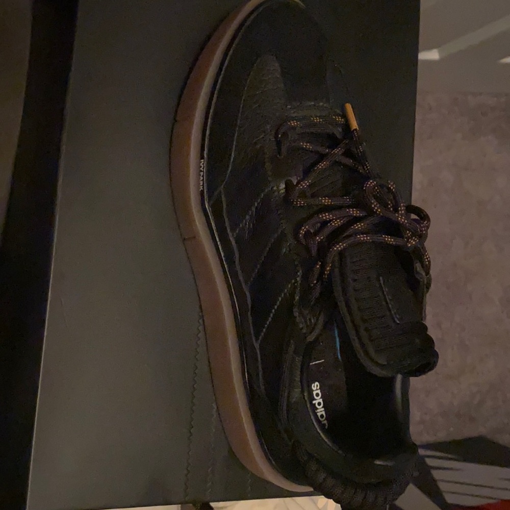 Brand new Ivy Park Adidas 72 sneakers blk 6.5